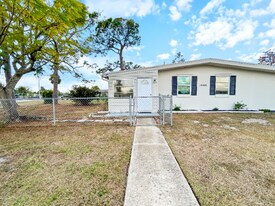 8405 Aero Ave in North Port, FL - Building Photo