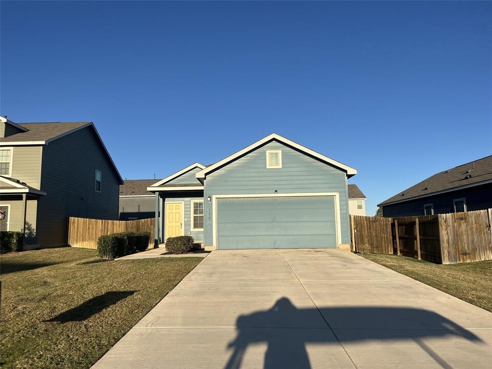 108 Crier Cv in Georgetown, TX - Foto de edificio