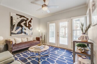 5 Mockingbird Apartments in Dallas, TX - Foto de edificio - Building Photo