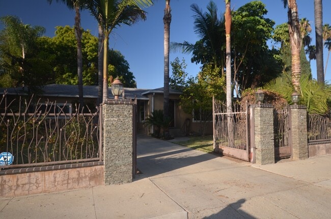 19201 Strathern St in Reseda, CA - Building Photo - Building Photo