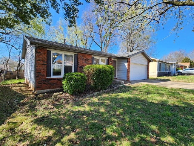 922 W Crestview St in Springfield, MO - Building Photo - Building Photo