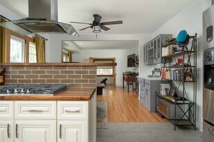 2401 3rd st NE Apt 2, Unit Unit 1 in Minneapolis, MN - Building Photo