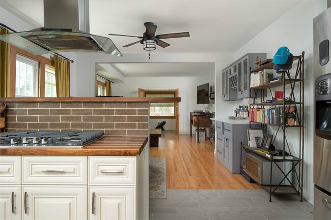 property at 2401 3rd st NE Apt 2