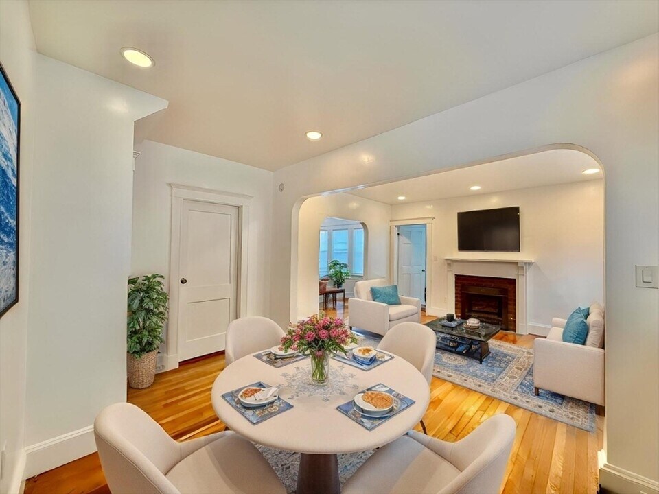 107 E Elm Ave in Quincy, MA - Building Photo