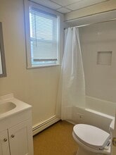 8 Elm St, Unit 1 in Stoneham, MA - Foto de edificio - Building Photo