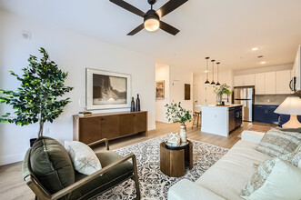 Stone Mesa Luxury Flats in Colorado Springs, CO - Foto de edificio - Building Photo