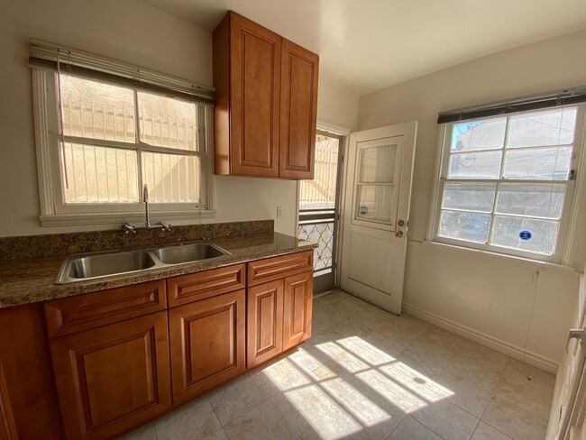 2115 S Bentley Ave, Unit 2115 in Los Angeles, CA - Building Photo - Building Photo