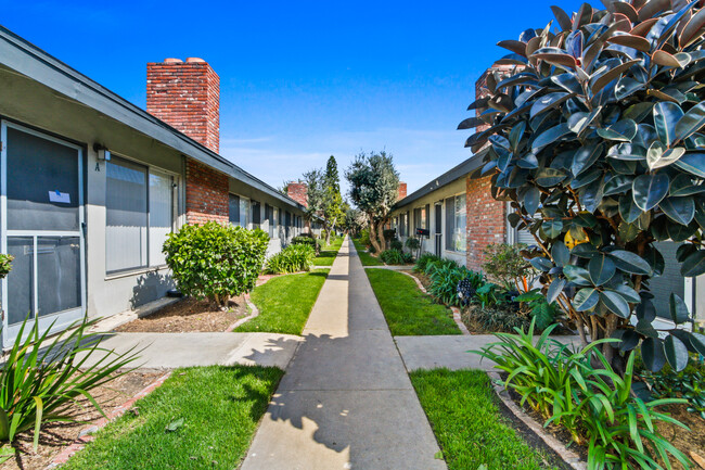 Magnolia Apartments in Anaheim, CA - Foto de edificio - Building Photo