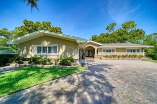 1666 Robin Hood Ln in Clearwater, FL - Building Photo
