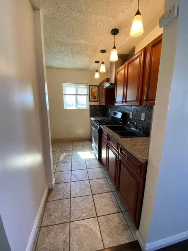 13896 Milton Ave. in Westminster, CA - Foto de edificio - Building Photo