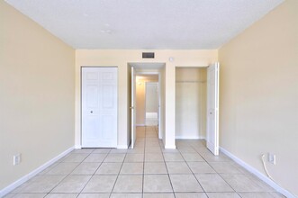 4848 NW 24th Ct, Unit 305 in Lauderdale Lakes, FL - Building Photo - Building Photo