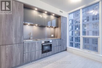 35-2435 Mercer St in Toronto, ON - Building Photo - Building Photo