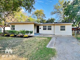 512 E University Ave in Waxahachie, TX - Building Photo
