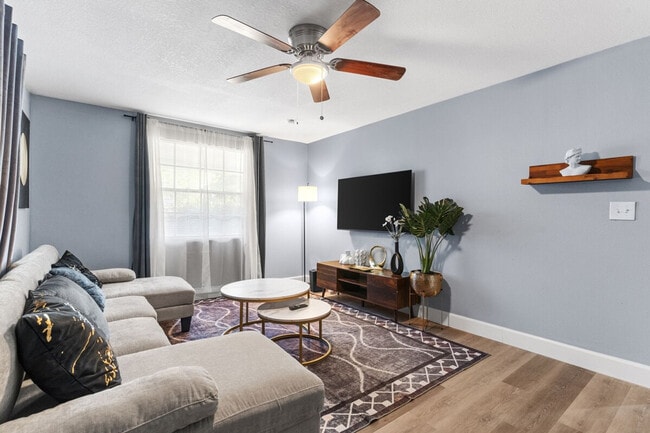 property at 3004 E Pocahontas Ave