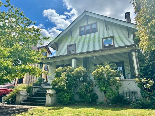 1938 NE Weidler St in Portland, OR - Building Photo - Building Photo