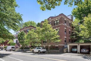 586 Washington St in Brookline, MA - Building Photo