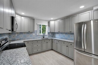 3800 SW 58th Terrace in West Park, FL - Foto de edificio - Building Photo