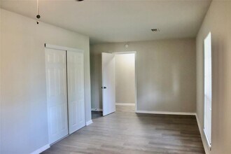 6122 Heatherbrook Dr in Houston, TX - Building Photo - Building Photo