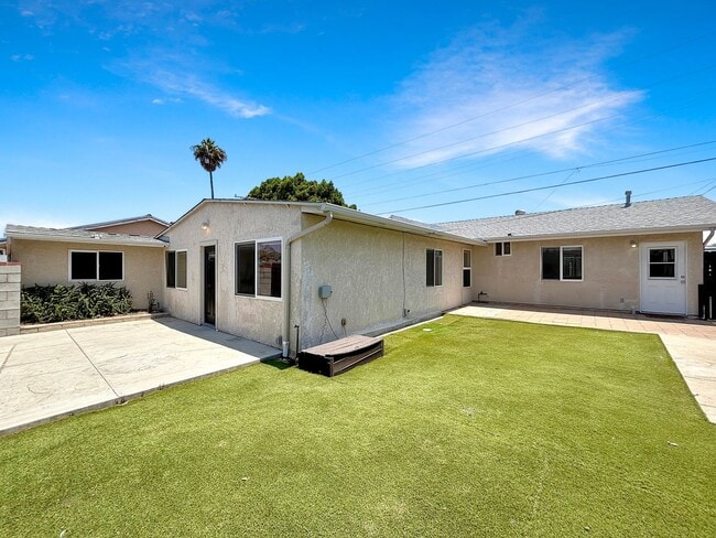 4135 Clairemont Dr