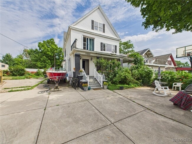 property at 2403 Niagara St