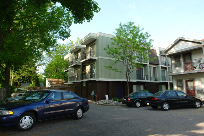 131 Regent St in Lansing, MI - Foto de edificio - Building Photo