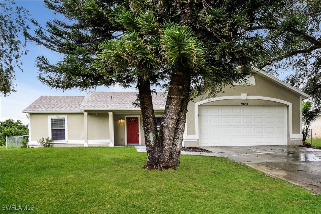 1923 NE 27th Terrace in Cape Coral, FL - Building Photo
