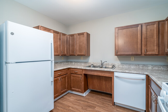 Emerald Square**FULLY RENOVATED APARTMENTS!** in Grand Forks, ND - Building Photo - Building Photo