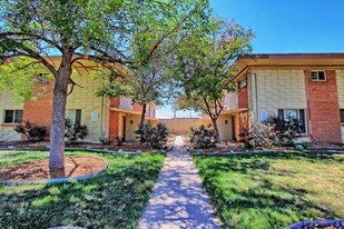 1109 Akron St in Aurora, CO - Building Photo