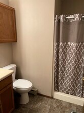 1006 Hackberry Dr, Unit 2 in Marshall, MN - Foto de edificio - Building Photo