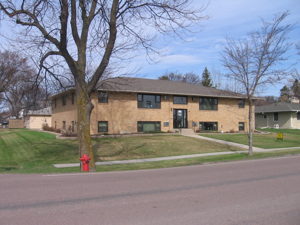 1002 Oak St N in Fargo, ND - Building Photo