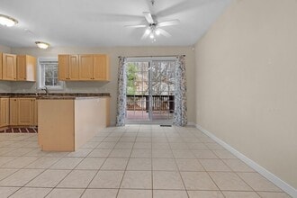 179 Littleton Rd, Unit 3 in Chelmsford, MA - Foto de edificio - Building Photo
