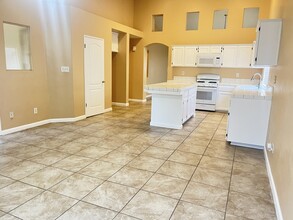 804 Astoria Park Dr in Bakersfield, CA - Building Photo - Building Photo