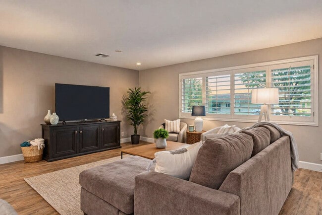 8102 E Wilshire Dr