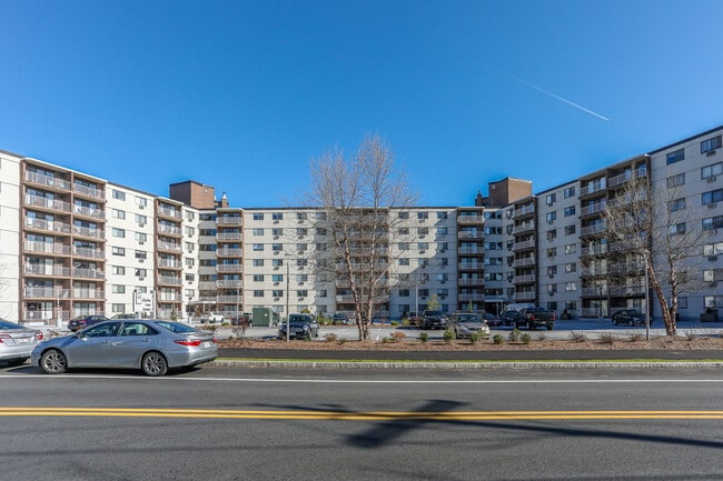 Charles River Towers in Watertown, MA - Building Photo - Building Photo