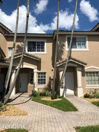 5755 NW 115th Ct in Doral, FL - Foto de edificio