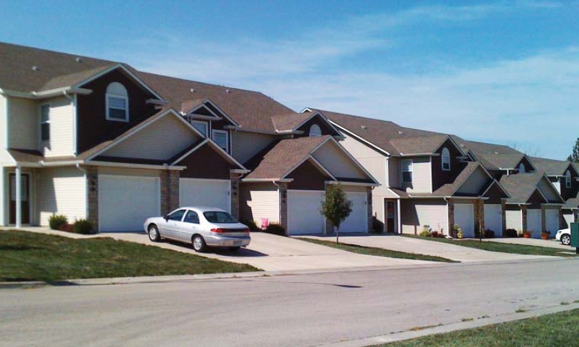 200 Pointe Ln in Raymore, MO - Foto de edificio