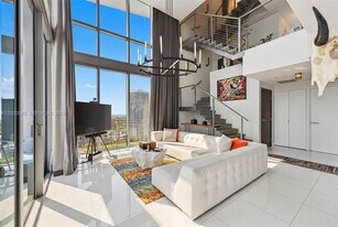90 SW 3rd St in Miami, FL - Building Photo