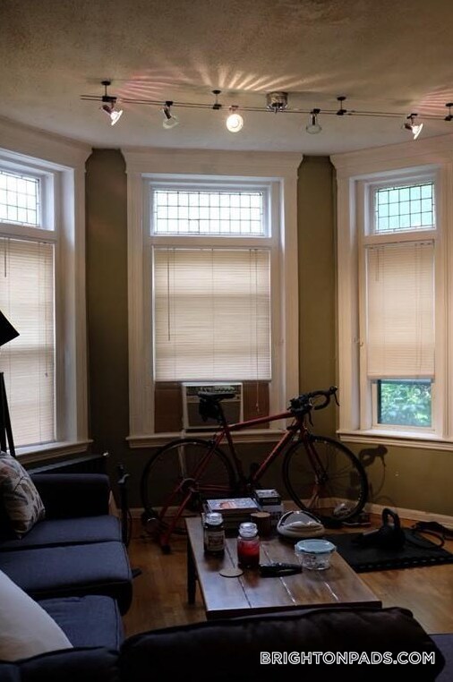 1874 Commonwealth Ave, Unit 1 in Boston, MA - Building Photo - Building Photo