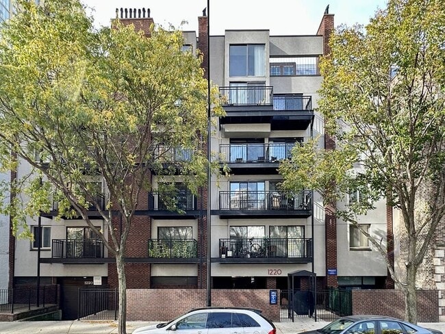 1214 N La Salle Dr, Unit J08P in Chicago, IL - Building Photo - Building Photo