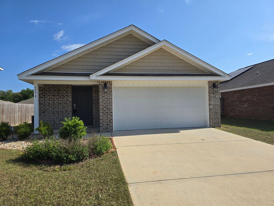 6298 Churchill Cir in Milton, FL - Building Photo