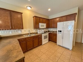 8583 Rock Dr in West Des Moines, IA - Building Photo - Building Photo