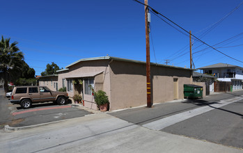 924 S Tremont St in Oceanside, CA - Foto de edificio - Building Photo