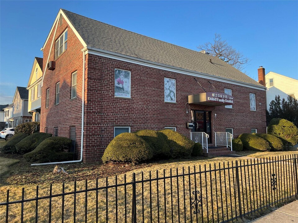 223-01 Union Tpke in Queens, NY - Building Photo