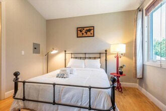 21 S Claremont St, Unit Sunny Studio in San Mateo, CA - Building Photo - Building Photo