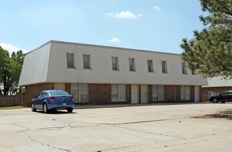 Boulevard Town Homes in Edmond, OK - Building Photo - Building Photo