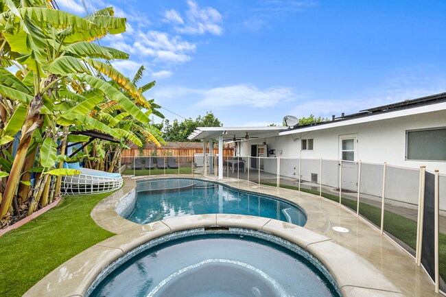 1581 Baker St in Costa Mesa, CA - Building Photo - Building Photo