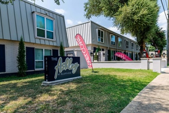 The Ashley at Bluffview Apartments in Dallas, TX - Foto de edificio - Building Photo