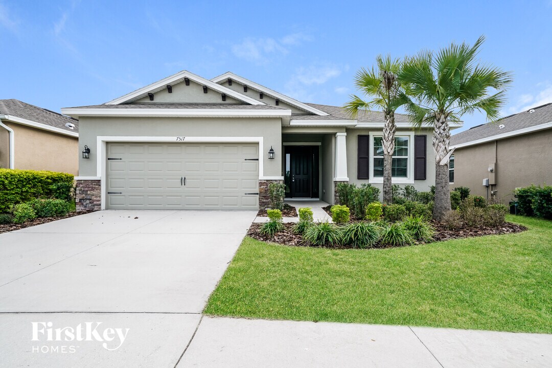 7517 Lantern Park Ave in Apollo Beach, FL - Building Photo