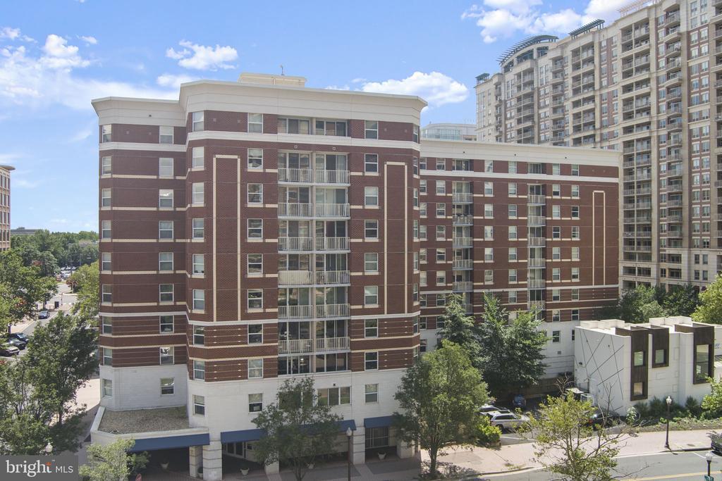 880 N Pollard St in Arlington, VA - Building Photo