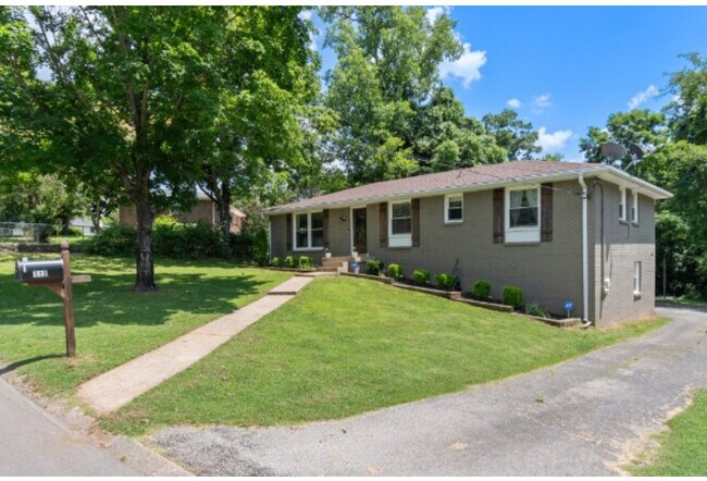 113 Bart Dr in Antioch, TN - Foto de edificio - Building Photo